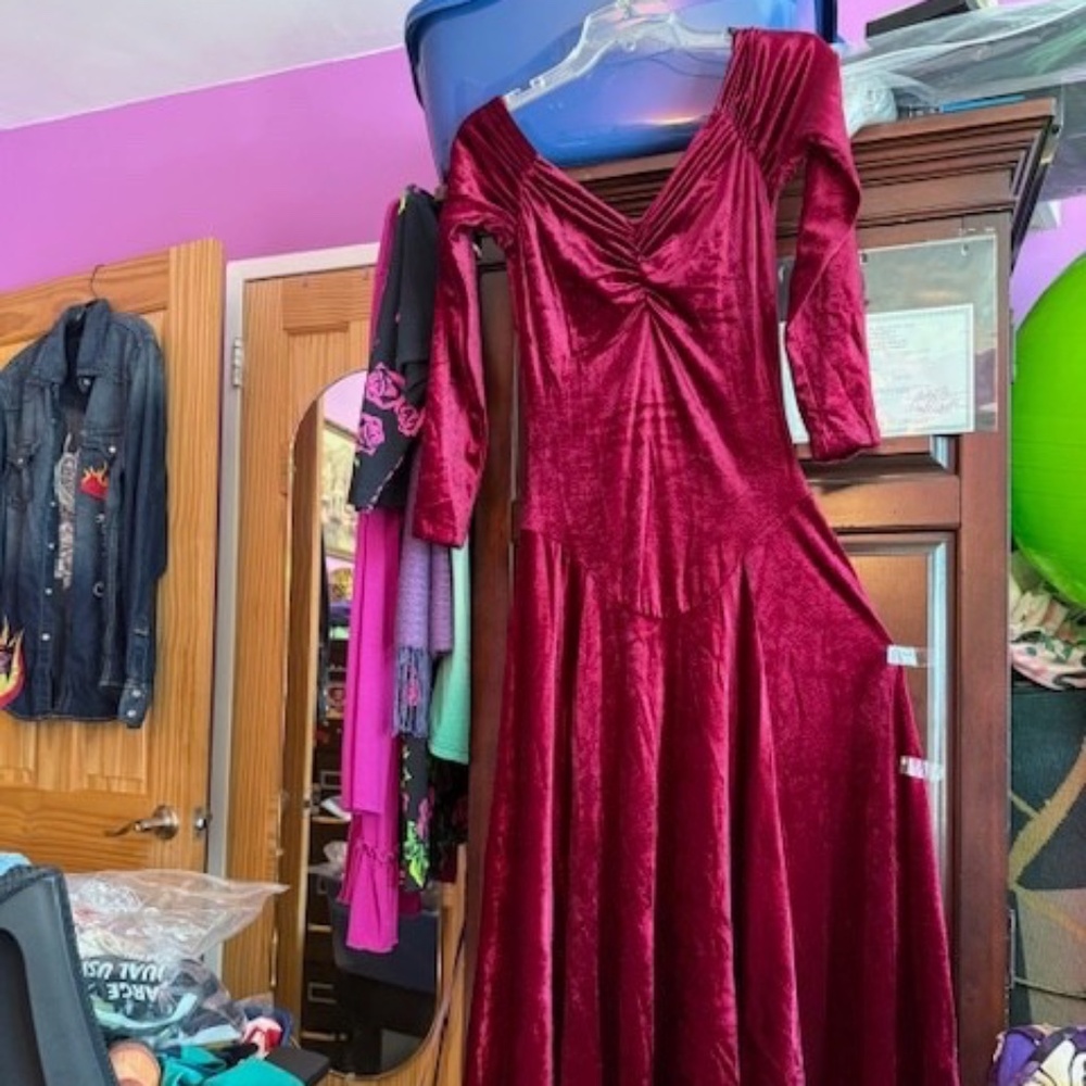 Betsey Johnson Vintage Red Velvet Gown M – Sweetheart Bodice, 6 gored skirt
